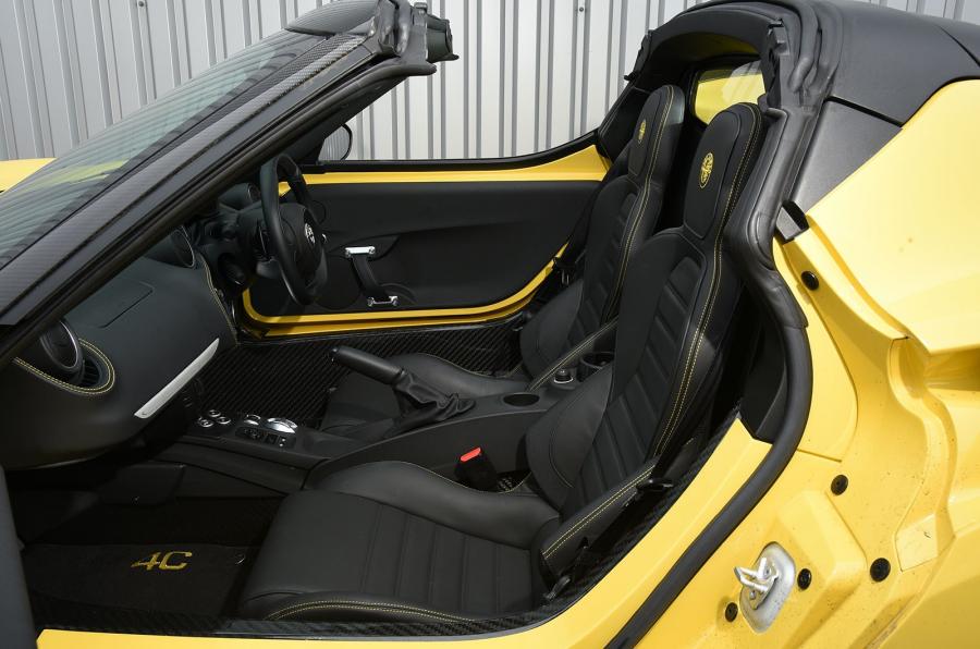 Интерьер Alfa Romeo 4C Spider (960) 2015 года  (UK) (фото 18 из 23)